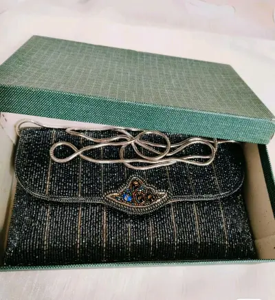 lumy的包包真是太美了 这是一只全新无暇带原装盒的lumy包包 很酷又很高级的配色 珠子是刻面珠 邂逅闪耀，诠释优雅与低调的华丽 扇贝形包盖设计，别致精巧 中间点缀的蓝色宝石 为低调的色彩增加了一抹亮色 真的无敌高级


