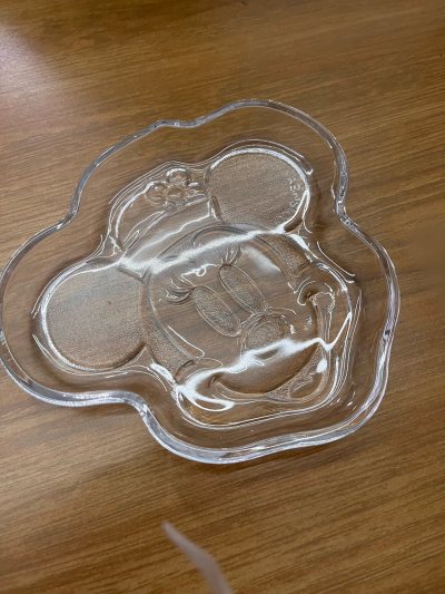 这次到了几个米妮的玻璃盘子，描述跟实物一样都很好看，颜值很高！还有一个米妮的波点钱包简直不要太貌美啦，物流依旧给力


