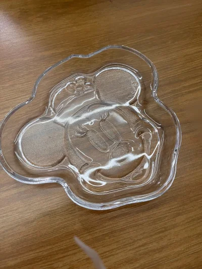 这次到了几个米妮的玻璃盘子，描述跟实物一样都很好看，颜值很高！还有一个米妮的波点钱包简直不要太貌美啦，物流依旧给力


