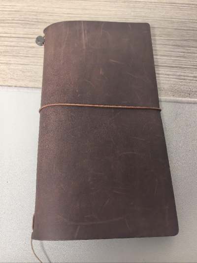 很开心又收到一本茶色老标Tn，虽有使用痕迹，但是还保持着我喜欢的硬挺的材质，而且还很干净。不得不夸一夸，最近几次挖煤姬的物流速度都很快，而且包装很用心，解除了买家担心物流过程中物品损坏的担忧，要给一个大大的赞！