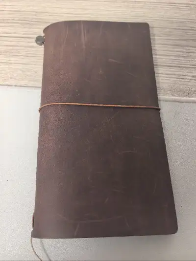 很开心又收到一本茶色老标Tn，虽有使用痕迹，但是还保持着我喜欢的硬挺的材质，而且还很干净。不得不夸一夸，最近几次挖煤姬的物流速度都很快，而且包装很用心，解除了买家担心物流过程中物品损坏的担忧，要给一个大大的赞！