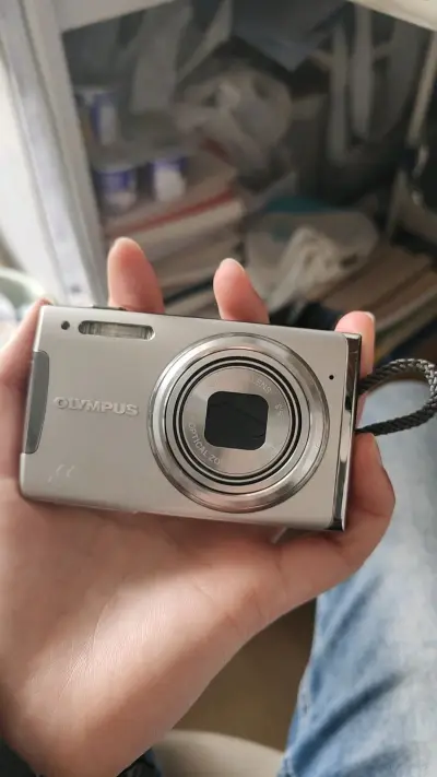 物流很快，商家包装很仔细，不用选择加固都可以，拍出来的效果还不错，镜头什么的都没啥问题，机身小巧，方便携带，色彩浓郁鲜艳，是春天的必备出片神器。