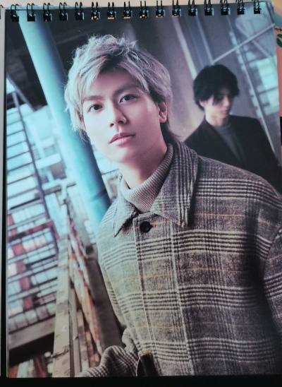 为了买我推的周边，简直费尽心机，然后到了挖煤姬这个平台上，才发现原来买周边如此简单，然后下了一单买了这个写真集，还有日历，最漂亮的主要还是日历和，上面是我日历的一些图片。


