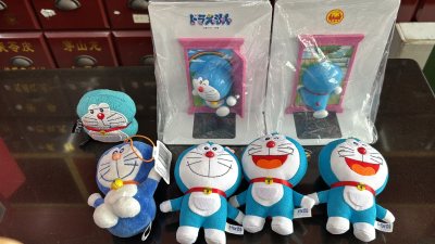 谁懂啊！在挖煤姬终于收到了心心念念的哆啦A梦周边，童年DNA狠狠动了！这次收的毛绒玩偶和门型书立品相都超棒，玩偶没有溢线、脏污，蓝白配色鲜亮又可爱，书立的细节设计也很用心，能稳稳夹住书本还不占地方。平台的海淘体验太顺畅了，从下单、合单到清关、配送都有实时进度提醒，打...谁懂啊！在挖煤姬终于收到了心心念念的哆啦A梦周边，童年DNA狠狠动了！这次收的毛绒玩偶和门型书立品相都超棒，玩偶没有溢线、脏污，蓝白配色鲜亮又可爱，书立的细节设计也很用心，能稳稳夹住书本还不占地方。平台的海淘体验太顺畅了，从下单、合单到清