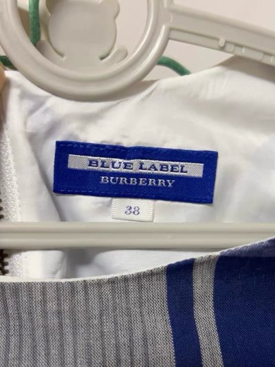 挖到宝了！这件BURBERRY BLUE LABEL格纹裙是经典款，亚麻混纺材质透气舒适，完全没有明显损伤，成色超新。复古格纹百搭又耐看，5310日元的价格绝对值回票价。挖煤姬客服响应快，操作流程清晰，国际运费已付很方便，强烈推荐给喜欢日系轻奢的姐妹！


