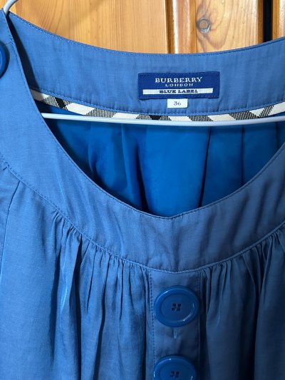 在挖煤姬淘到的这件巴宝莉蓝标连衣裙太惊喜了！标注的些许污渍几乎看不见，宽松版型元气又显白，36码尺寸刚好。950日元就能入手轻奢品牌，性价比超高。平台打包严实，国际运费已付超省心，物流稳定，已经狠狠爱上挖煤姬的海淘体验啦！