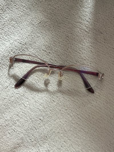 HANAE MORI这款眼镜太有质感了！金属镜框精致纤细，虽然标注有些许损伤，但实际几乎不影响美观和使用，800日元的价格性价比绝了。挖煤姬打包严实，物流稳定，客服也很耐心，戴上显脸小又文艺，日常搭配超加分，已经成为我的心头好！