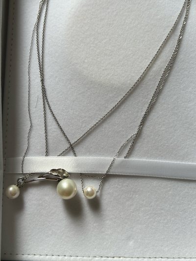 这条白蝶真珠项链太精致了！S925银链质感细腻，珍珠圆润有光泽，全长45cm刚好落在锁骨间，二手成色很新，几乎看不出使用痕迹。1210日元的价格很划算，挖煤姬打包防护到位，国际运费已付很省心，戴上温柔又优雅，太满意这次海淘啦！