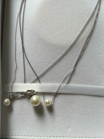 这条白蝶真珠项链太精致了！S925银链质感细腻，珍珠圆润有光泽，全长45cm刚好落在锁骨间，二手成色很新，几乎看不出使用痕迹。1210日元的价格很划算，挖煤姬打包防护到位，国际运费已付很省心，戴上温柔又优雅，太满意这次海淘啦！
