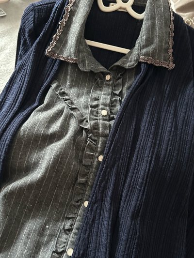 axes femme这件藏青上衣太温柔了！假两件设计层次感拉满，藏青+灰色拼接显瘦又气质，没有明显污渍，成色很新。900日元的价格性价比拉满，挖煤姬打包仔细，物流速度也快，穿上身温柔知性，通勤约会都合适！
