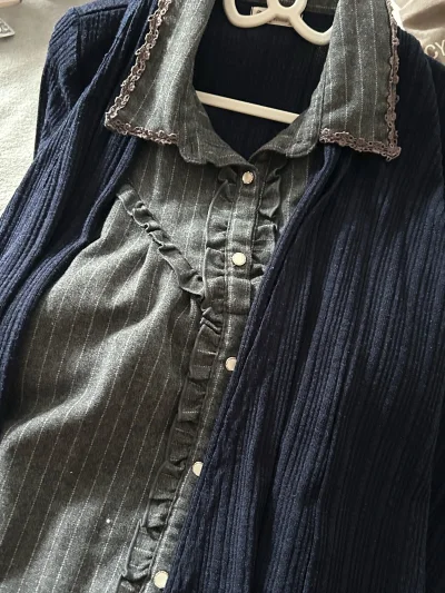 axes femme这件藏青上衣太温柔了！假两件设计层次感拉满，藏青+灰色拼接显瘦又气质，没有明显污渍，成色很新。900日元的价格性价比拉满，挖煤姬打包仔细，物流速度也快，穿上身温柔知性，通勤约会都合适！
