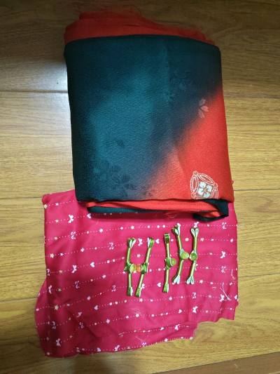 多次日拍了~平和屋的岛内日常的友好~收到的实物和商品描述相符，瑕疵很少料子很棒~已经寄出给裁缝待成衣了~期待我的漂亮新衣服~