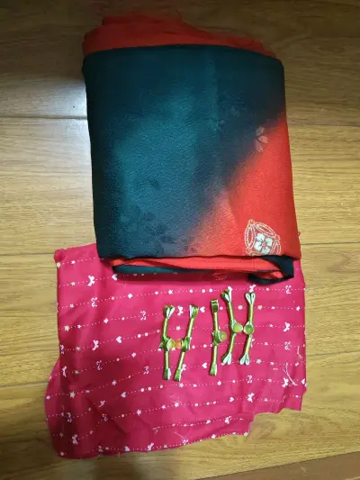 多次日拍了~平和屋的岛内日常的友好~收到的实物和商品描述相符，瑕疵很少料子很棒~已经寄出给裁缝待成衣了~期待我的漂亮新衣服~