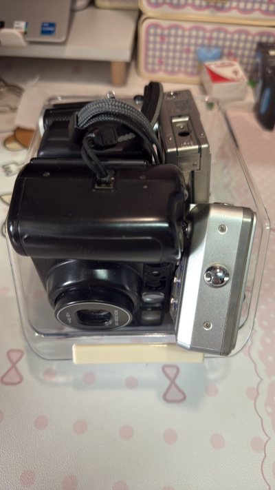 终于海淘到了心心念念的佳能IXY200！这台2000年初的小方块CCD，全金属机身摸起来质感拉满，开机瞬间的复古屏幕太有仪式感了～
虽然是二手老机，但成色超棒，按键灵敏，闪光灯也能正常工作，配上新入的NB-1L电池，测光精准，拍出来的照片自带暖调胶片感，完全是我想要...终于海淘到了心心念念的佳能IXY200！这台2000年初的小方块CCD，全金属机身摸起来质感拉满，开机瞬间的复古屏幕太有仪式感了～
虽然是二手老机，但成色超棒，按键灵敏，闪光灯也能正常工作，配上新入的NB-1L电池，测光精准，拍出来的照片