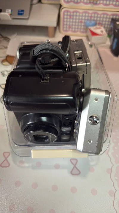 终于海淘到了心心念念的佳能IXY200！这台2000年初的小方块CCD，全金属机身摸起来质感拉满，开机瞬间的复古屏幕太有仪式感了～
虽然是二手老机，但成色超棒，按键灵敏，闪光灯也能正常工作，配上新入的NB-1L电池，测光精准，拍出来的照片自带暖调胶片感，完全是我想要...终于海淘到了心心念念的佳能IXY200！这台2000年初的小方块CCD，全金属机身摸起来质感拉满，开机瞬间的复古屏幕太有仪式感了～
虽然是二手老机，但成色超棒，按键灵敏，闪光灯也能正常工作，配上新入的NB-1L电池，测光精准，拍出来的照片