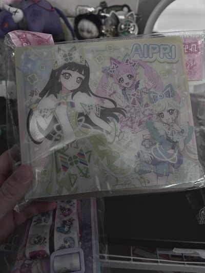 这个卡册拿到手真的爱不释手了，迷你小小一个，这个润唇膏的套装最让我惊喜，樱花妹给我包的特别仔细，还送我了个小支架，喜欢鼠了