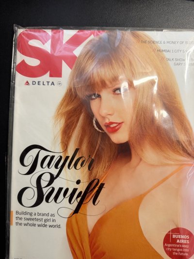 这次切到的是泰勒斯威夫特封面的时尚杂志，这款非常稀有，平台切煤速度非常快，丝滑拿下这款杂志。物流打包的很好，纸质书籍完好无损，和全新的一样，几乎没有运输瑕疵！