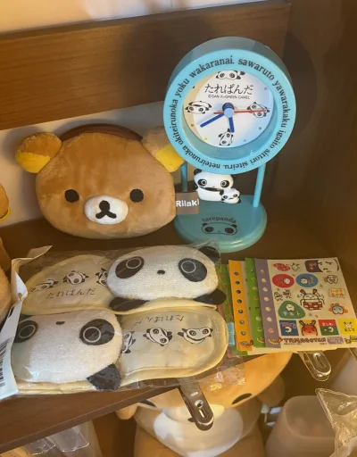 趴趴熊的都是全新带包袋的，非常好价地拿下了嘿嘿嘿，轻松熊的熊头零钱包巨萌啊喂！还切了一组拓麻歌子的小贴纸，很可爱！本来趴趴熊的时钟也蛮重的，怕邮费贵，没想到用了竹蜻蜓超划算，邮过来包装也很好！