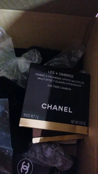 香奈儿 轻柔蜜粉 (Poudre DouceLumiere Mauve (光感紫罗兰色)真的超级漂亮而且发货也很快包装很细心