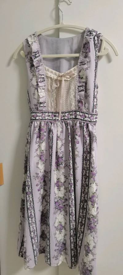 有一段时间没有再用挖煤姬了，这次使用依然体验很好。过年的时候给的积分很多。这次使用也抵扣了不少运费。依旧十分的快速，是代理清关。这条花墙裙子也是很美丽，保存的很好，几乎没有什么瑕疵。