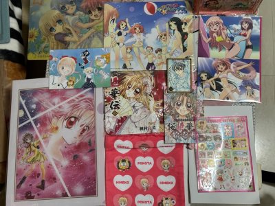 这次切到了一堆种村有菜的周边 
神风怪盗贞德文件夹 
满月贴纸樱姬清洁布和卡片等 
这个画风真的超级华丽喜欢ヾ(*ΦωΦ)ツ 
还有七色星露 垫板，鼠标垫和泳装明信片
还切到了一张姬子可爱明信片和收纳袋 
简直不要太惊喜～ 