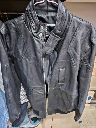 软件操作简单易懂，下单合箱都很便捷。物流速度稳定，包装严实无破损。二手皮衣品相超出预期，皮质柔软无瑕疵，和描述一致，性价比拉满，海淘体验超棒，推荐！