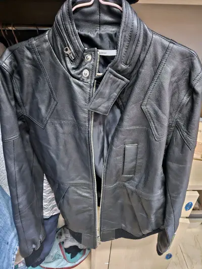 软件操作简单易懂，下单合箱都很便捷。物流速度稳定，包装严实无破损。二手皮衣品相超出预期，皮质柔软无瑕疵，和描述一致，性价比拉满，海淘体验超棒，推荐！