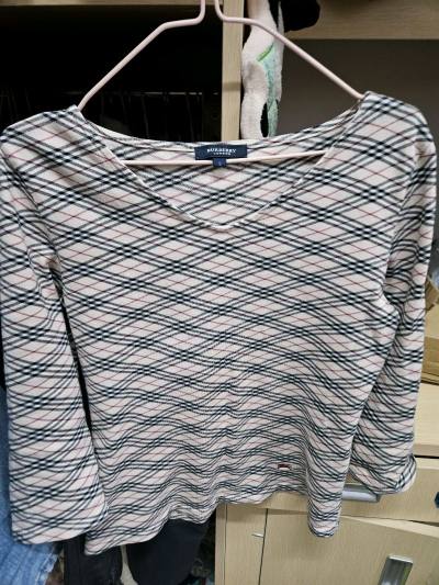 挖煤姬操作超便捷，下单合箱一目了然。物流稳妥速度快，包装严实无压损。这件格纹T恤品相超赞，经典元素耐看，面料柔软版型正，二手成色如新，性价比绝了！