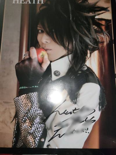 这次用挖煤姬买了签名，额啊啊终于收到了亲签，整体感觉挺靠谱的。选了ems，超级快。物流打包时明显感觉他们做了加固，箱子到手里面有好多泡沫纸。物料胜在划算，全程物流更新及时，一个星期左右收到，比预期顺利。开心开心
