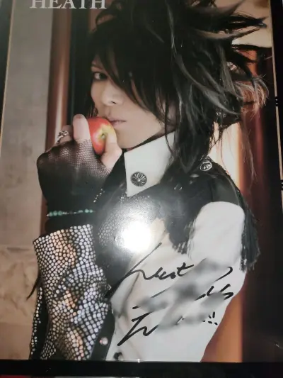 这次用挖煤姬买了签名，额啊啊终于收到了亲签，整体感觉挺靠谱的。选了ems，超级快。物流打包时明显感觉他们做了加固，箱子到手里面有好多泡沫纸。物料胜在划算，全程物流更新及时，一个星期左右收到，比预期顺利。开心开心
