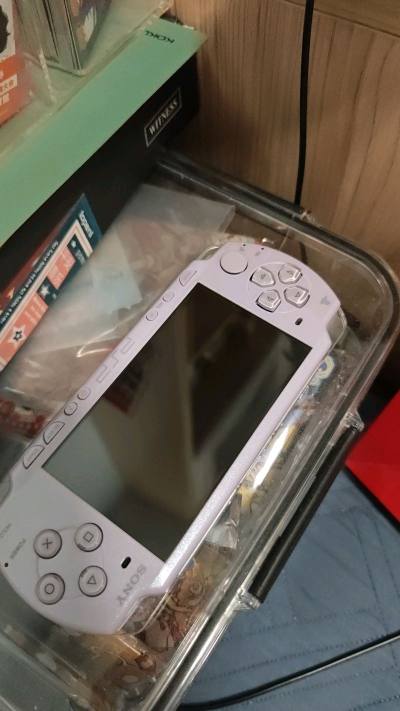 特别特别漂亮的psp游戏机，一看到这种紫色整个人心情都变好了，拍卖拍来的，成色非常不错，加上国际算好价了吧。