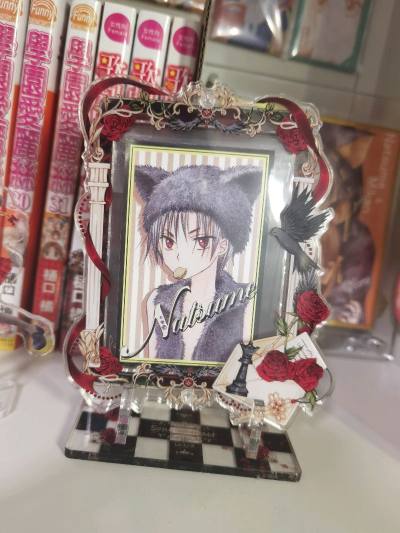 这次入手的《学园爱丽丝》漫福一番赏周边真的太惊喜了！从亚克力立牌到主题方巾，每一件都还原了原作里的经典画面，立牌细节精致、印刷清晰，方巾的图案也很可爱，质感柔软亲肤。卖家包装得非常严实，没有出现运输损坏的情况，发货速度也很快，整体购物体验超棒，是一次很值得的谷子购物...这次入手的《学园爱丽丝》漫福一番赏周边真的太惊喜了！从亚克力立牌到主题方巾，每一件都还原了原作里的经典画面，立牌细节精致、印刷清晰，方巾的图案也很可爱，质感柔软亲肤。卖家包装得非常严实，没有出现运输损坏的情况，发货速度也很快，整体购物体验