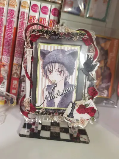 这次入手的《学园爱丽丝》漫福一番赏周边真的太惊喜了！从亚克力立牌到主题方巾，每一件都还原了原作里的经典画面，立牌细节精致、印刷清晰，方巾的图案也很可爱，质感柔软亲肤。卖家包装得非常严实，没有出现运输损坏的情况，发货速度也很快，整体购物体验超棒，是一次很值得的谷子购物...这次入手的《学园爱丽丝》漫福一番赏周边真的太惊喜了！从亚克力立牌到主题方巾，每一件都还原了原作里的经典画面，立牌细节精致、印刷清晰，方巾的图案也很可爱，质感柔软亲肤。卖家包装得非常严实，没有出现运输损坏的情况，发货速度也很快，整体购物体验