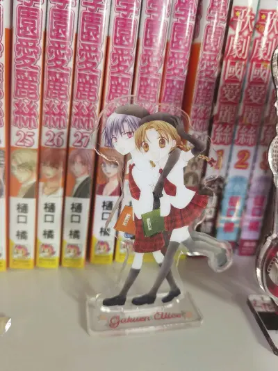 这次入手的《学园爱丽丝》日向枣&amp;amp;佐仓蜜柑亚克力立牌和徽章都超精致！立牌人物还原度很高，线条清晰、色彩饱满，徽章的印刷也很细腻，边缘处理得很干净。卖家包装得特别用心，用气泡袋层层包裹，完全不用担心运输会有磕碰，物流速度也很快，收到的时候心情超棒，是一次...这次入手的《学园爱丽丝》日向枣&amp;amp;佐仓蜜柑亚克力立牌和徽章都超精致！立牌人物还原度很高，线条清晰、色彩饱满，徽章的印刷也很细腻，边缘处理得很干净。卖家包装得特别用心，用气泡袋层层包裹，完全不用担心运输会有磕碰，物流速度也很快