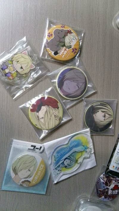 这是我久远的切煤体验，主要是一堆非常古早的吧唧。当时均价6切到的，还不懂得合箱，立马就运回了呢哈哈哈哈。现在只剩下这一些吧唧啦，樱花妹送的吧唧册还保留着，永远纪念，感谢挖煤姬，我的第一次切煤体验也超级棒！