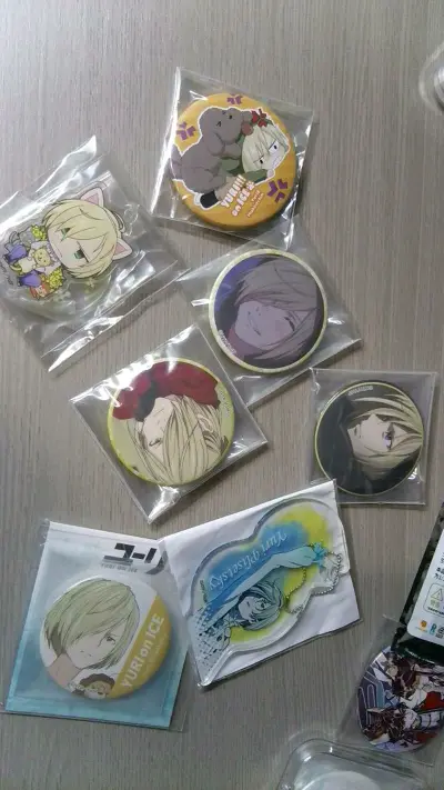 这是我久远的切煤体验，主要是一堆非常古早的吧唧。当时均价6切到的，还不懂得合箱，立马就运回了呢哈哈哈哈。现在只剩下这一些吧唧啦，樱花妹送的吧唧册还保留着，永远纪念，感谢挖煤姬，我的第一次切煤体验也超级棒！