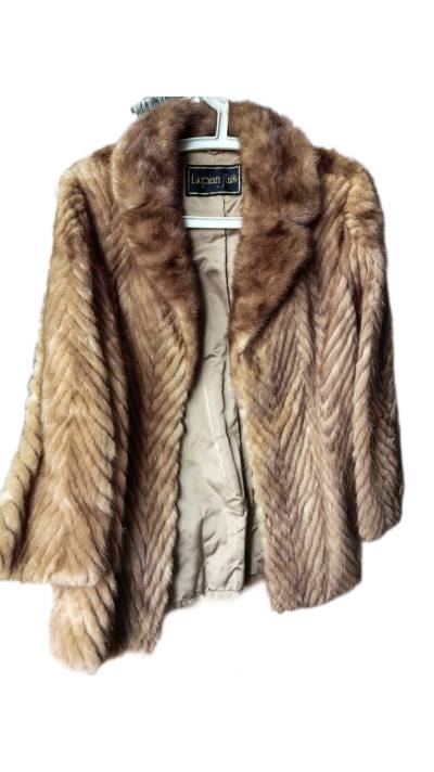 三月的第一单是一件川刀，颜色偏米色，洋气，皮板也挺软的，有一点点使用痕迹。挖煤姬无论是搜索的速度，查准度都相当满意，虽然现在天气热了，但是下一个冬天等着呢！海运也比预料的快很多，期待下一单！