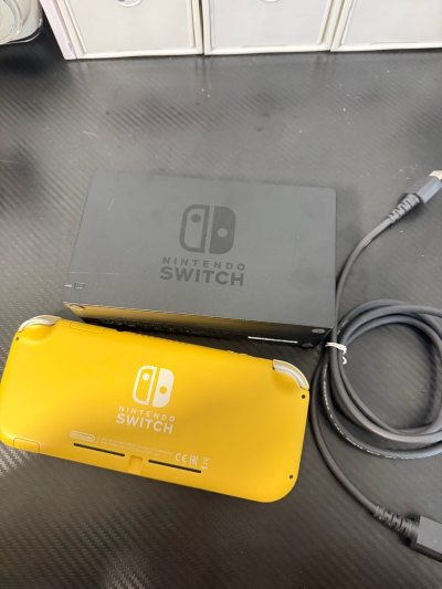 这款黄色Switch Lite小巧便携，握感舒适，游戏体验感很好，另外还买了原装充电线和底座以及适配hdim线。亮眼配色颜值能打，开机即玩，是通勤、宅家的便携游戏神器，性价比超高！
附加服务强推加固服务！跨洋运输不怕磕！主机和配件独立包裹、硬箱固定，收到时毫无划痕破...这款黄色Switch Lite小巧便携，握感舒适，游戏体验感很好，另外还买了原装充电线和底座以及适配hdim线。亮眼配色颜值能打，开机即玩，是通勤、宅家的便携游戏神器，性价比超高！
附加服务强推加固服务！跨洋运输不怕磕！主机和配件独立包裹
