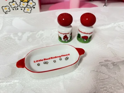 这一单买了很多陶瓷玻璃器皿，海运慢悠悠终于到手了，最满意的就是这一套调味罐，昭和时代的小玩意跟父母差不多大了。实物很迷你，色彩很鲜艳。