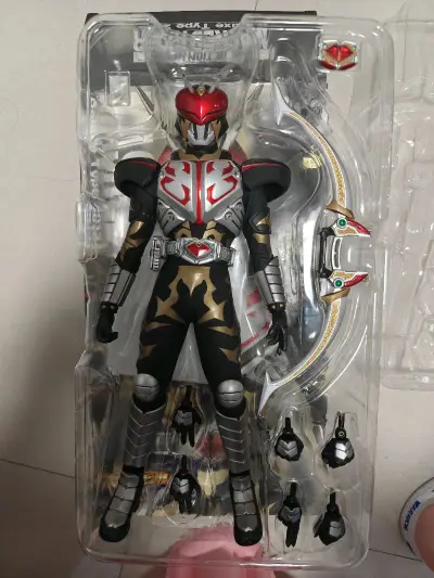 rah假面骑士卡利斯，全配盒说全，东西真不错，跟新的一样，除了角有点弯曲以外就是完美的，期待下次下单。