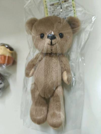 这次买的是摩卡魅特熊，品相不错，脸甜，而且还是新的未拆，摩卡色也很好看，喜欢。三丽鸥巧克力情人节扭蛋摆件也很可爱，不小的个头特别甜美，尤其大耳狗，布丁色的，圆圆可爱极了。