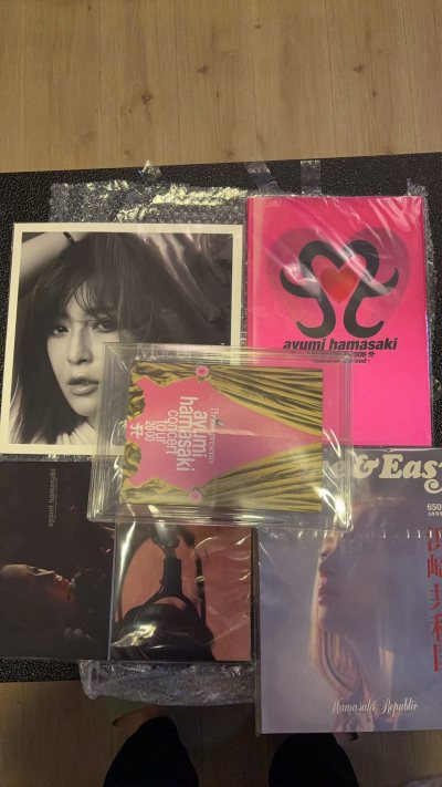 包装还是很给力 一如既往的好！写真集和场刊保存得很好 有的像新的一样 继续支持挖煤姬！期待下一单海运的惊喜！

