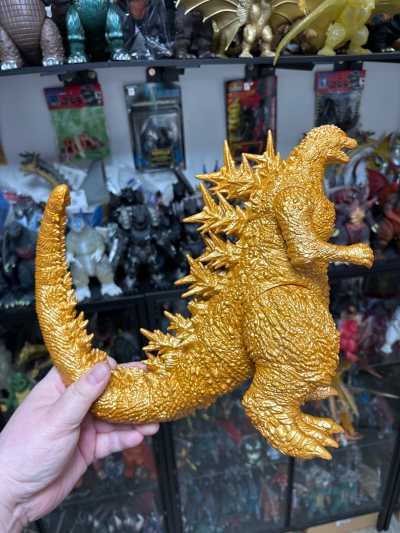 金色哥斯拉手办质感拉满，纹理细节还原到位，背棘造型凌厉，整体霸气十足，收藏感爆棚，是怪兽迷的心头好。棒