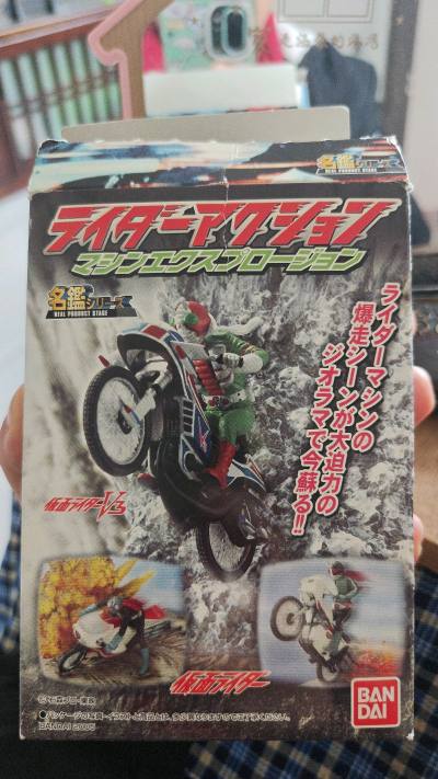 假面骑士系列的名鉴做的太精致了吧，各种机车驾驶名场面，这次只买了一个，后面会收集齐全这一套，最爱v3封面这一款。