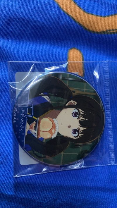 这款吧唧真的绝绝子！质感超棒，印刷清晰无瑕疵，金属徽章的手感特别高级。挂在包上瞬间提升颜值，每次看到都心情好，强烈推荐！