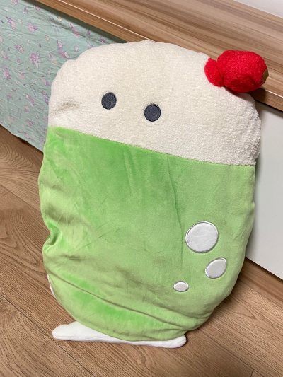 以前买过好多yell这个系列的豆豆眼扭蛋，看到竟然出过大尺寸的抱枕景品，忍不住就用挖煤姬切煤很快就收到了，松松软软非常喜欢！