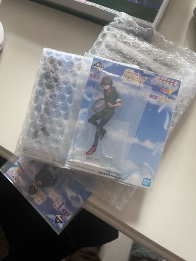 包装超用心，吧唧和亚克力都用硬纸板+气泡柱固定，无伤无瑕。国际运费虽贵但拼团分摊后能接受。从下单到收货正好三周，客服回复及时。谷子品相完美，会继续蹲上新！