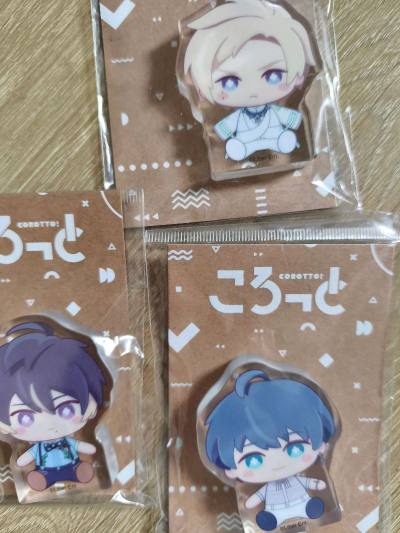 在挖煤姬入手的A3满开剧团别针立牌，和吧唧，实物超好看！挂在包包上超吸睛，细节丰富，角度也很全面，做工很精致，特别满意～