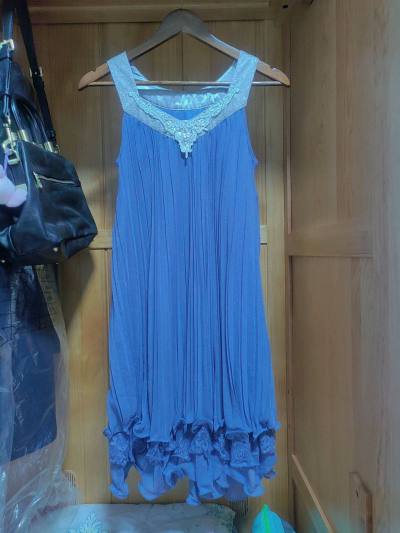 最近很喜欢这种风格的衣服，华丽中带点小俏皮，不喧闹不炸眼，但是越看越有趣味。
蓝色这是拍卖的，实物是碧空一样的蓝色（本人真的特别喜欢蓝色），裙摆部分是三重叠加的设计，挺新鲜的。☺