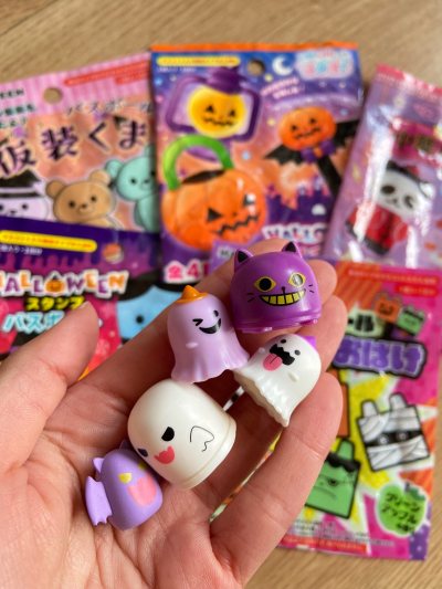 万圣节的时候买了超多入浴剂泡澡球，其实主要就是为了里面的盲盒小玩具买的，每次泡都很期待会出哪一款，收获了好多可爱小幽灵！！